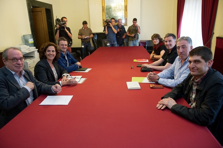Las delegaciones de EH Bildu y Geroa Bai, con Joseba Asiron e Itziar Gómez, durante su reunión. (Iñigo URIZ/ARGAZKI PRESS)