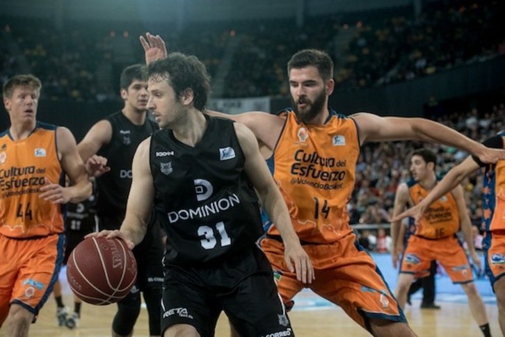 Miribillan jokatu da Bilbao Basketa eta Valentziaren aurkako partida. (Luis JAUREGIALTZO/ARGAZKI PRESS)