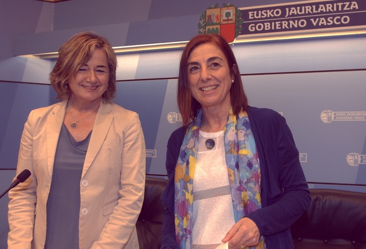 La consejera Cristina Uriarte (derecha) ha comparecido junto a la viceconsejera de Educación, Arantza Aurrekoetxea. (ARGAZKI PRESS)