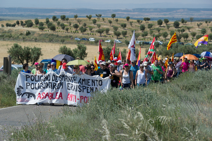 Cientos de personas han participado en la marcha. (Iñigo URIZ / ARGAZKI PRESS)
