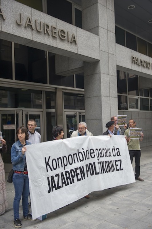 Concentración contra el juicio a las puertas de la Audiencia de Bizkaia. (Monika DEL VALLE / ARGAZKI PRESS)