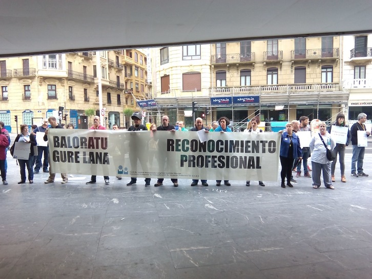 Trabajadores de FP protestando a las puertas del Kursaal. (APTIP)