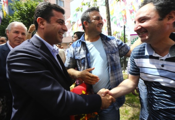 El dirigente del HDP, Selahattin Demirtas, saluda a un simpatizante. (Adem ALTAN/AFP PHOTO)