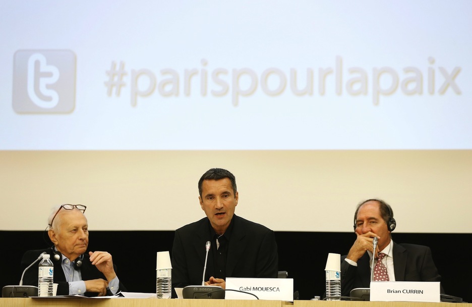 El magistrado Luis Joinet, Gabi Mouesca y Brian Currin. (Thomas SAMSON/AFP)