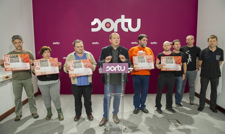 Comparecencia de Sortu en Donostia después de que el TS haya confirmado la incautación de 107 herrikos. (Gorka RUBIO / ARGAZKI PRESS)