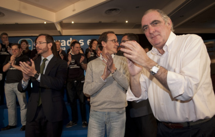 Maroto y Alonso, en un acto electoral junto al ex diputado general Ramón Rabanera. (Raúl BOGAJO / ARGAZKI PRESS) 