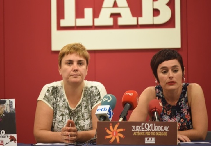 Rueda de prensa de LAB, en la que han comparecido Ainhoa Etxaide y Garbiñe Aranburu. (ARGAZKI PRESS)