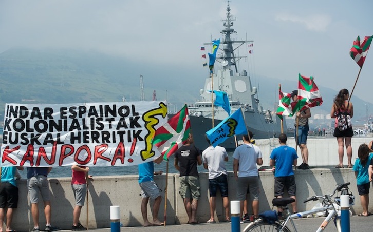 Un grupo de personas protesta ante la llegada de la fragata del Ejército español a Getxo. (Luis JAUREGIALTZO/ARGAZKI PRESS)