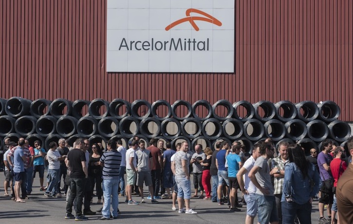 Zumarragako Arcelor Mittaleko langileek elkarretaratzea egin dute atzoko lan istripua salatzeko. (Andoni CANELLADA/ARGAZKI PRESS)