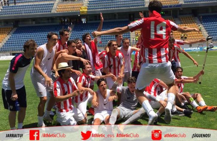 Los jugadores del Bilbao Athletic celebran el ascenso. (@athletic-club)