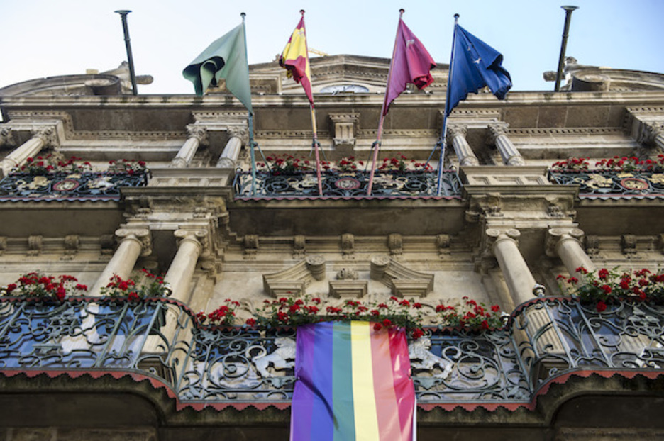 <strong>Iruñea</strong> por primera vez el Ayuntamiento mostró su apoyo a los derechos LGTBQI en su fachada.