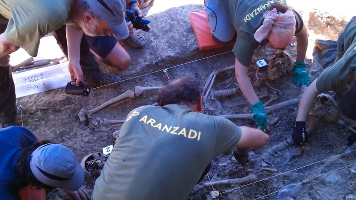 Técnicos de Aranzadi exhuman los cuerpos en el cementerio del Señorío de Lekaun. (AFFNA)