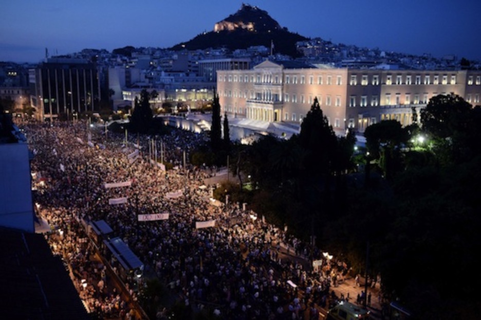 Los manifestantes han llenado la céntrica plaza Syntagma de Atenas. (Louisa GOULIAMAKI/AFP PHOTO)