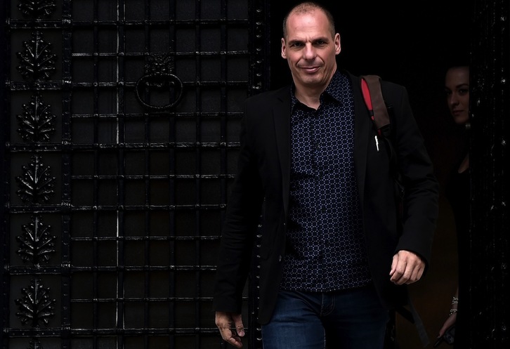 Yanni Varoufakis, saliendo de la oficina del primer ministro. (Aris MESSINIS / AFP)