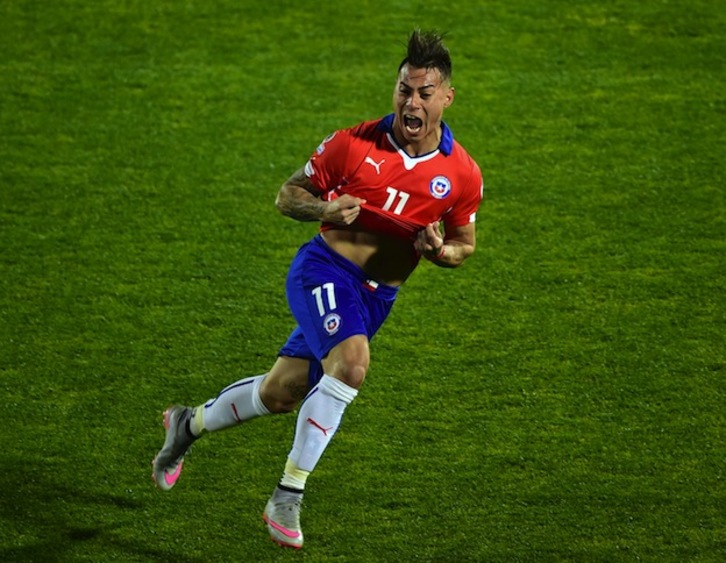 Eduardo Vargas ha anotado los dos goles chilenos ante Perú. (Martín BERNETTI / AFP)
