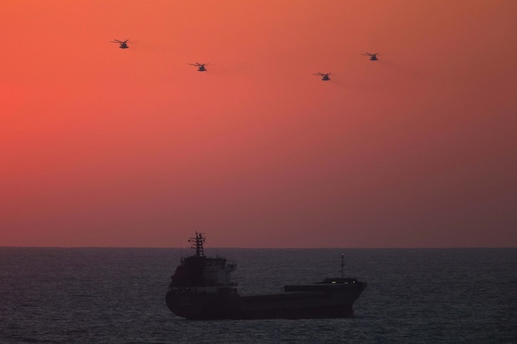 Helicópteros de la marina israelí sobre uno de los buques. (Menahem KAHANA / AFP)