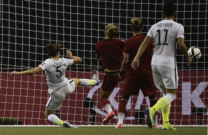 O´Hara se adelanta a la defensa para anotar el definitivo 2-0. (Franck FIFE / AFP)