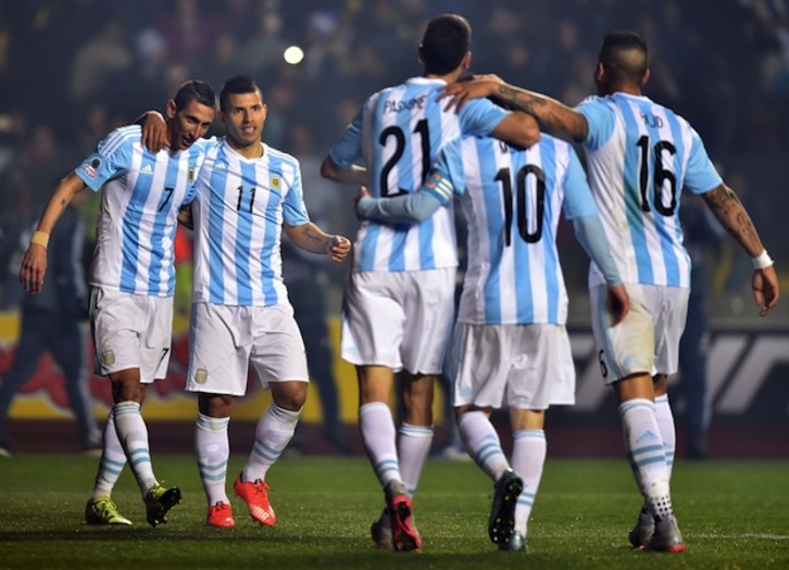 Di María, Agüero, Pastore, Messi y Rojo celebran un gol. El potencial ofensivo argentino es ilimitado. (Yuri CORTEZ / AFP) 
