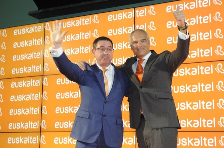 El presidente de Euskaltel, Alberto García Erauzkin (izquierda), junto al director general, Fernando Ojeda. (ARGAZKI PRESS)