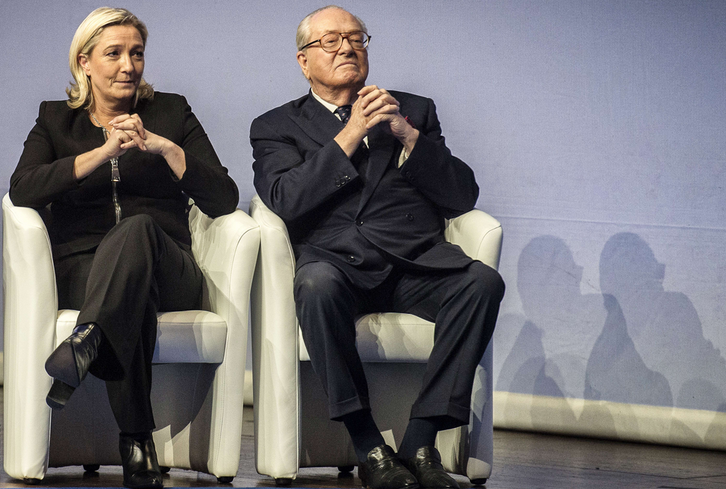 Marine Le Pen y su padre Jean-marie, en una imagen del pasado noviembre. (Jeff PACHOUD / AFP) 