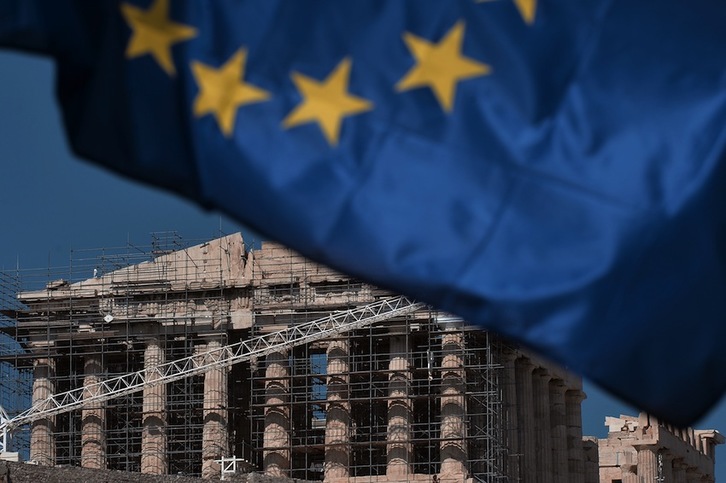El Partenón, tras una bandera europea. (Louisa GOULIAMAKI/AFP)