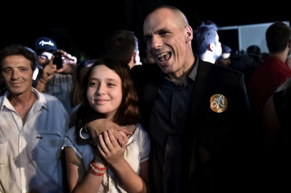 El ministro de Finanzas, Yanis Varoufakis, ha sido aclamado por los asistentes. (Aris MESSINIS/AFP PHOTO)