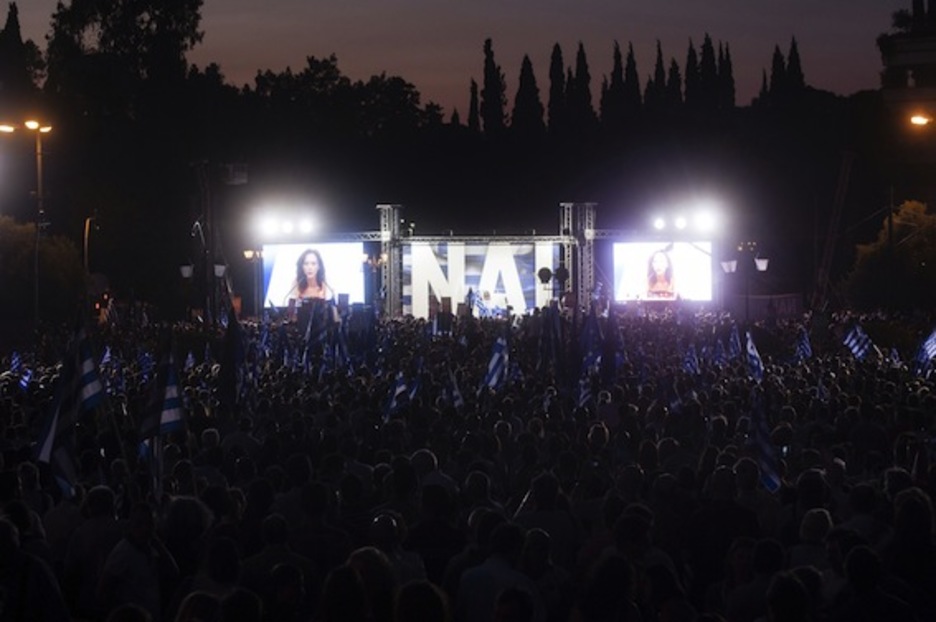Los partidarios del «Sí» han movilizado también a miles de personas. (Iakovos HATZISTAVROU/AFP PHOTO)