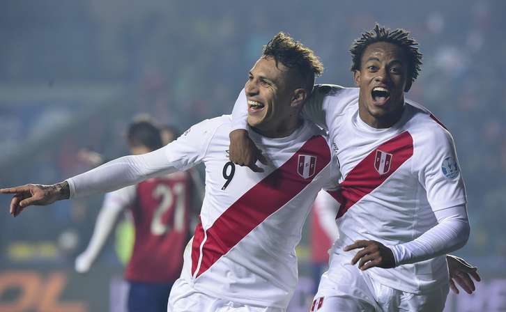 Guerrero y Carrillo celebran el segundo gol. (Luis ACOSTA /AFP)