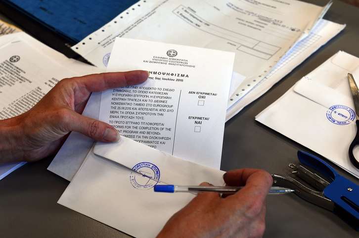 El referéndum ha comenzado en Grecia. (Louisa GOULIAMAKI / AFP)