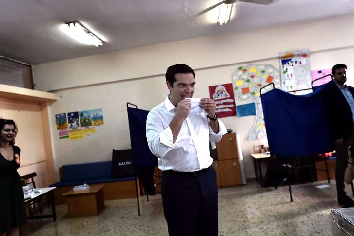 Tsipras votando en un colegio electoral. (AFP)