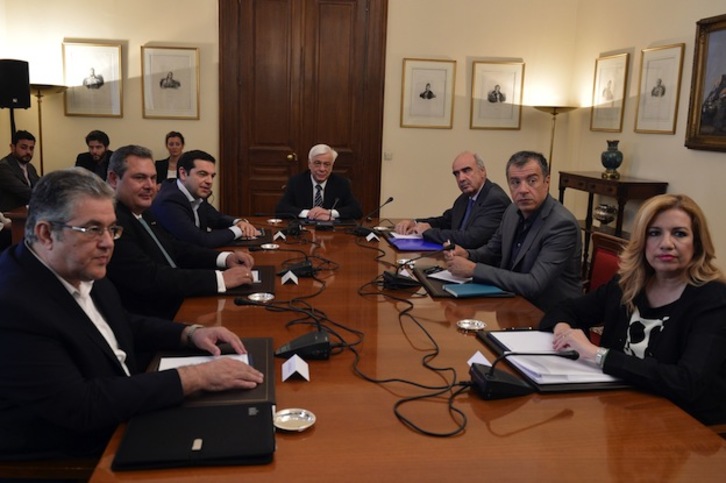 Tsipras se ha reunido con líderes de otros partidos políticos griegos. (Louisa GOULIAMAKI / AFP) 