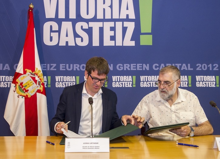 Gorka Urtaran y Peio López de Munain han presentado el acuerdo. (Juanan RUIZ/ARGAZKI PRESS)