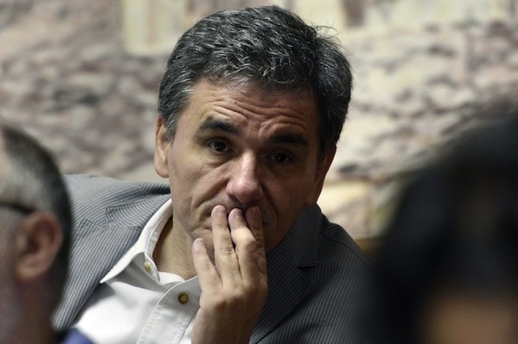El ministro Tsakalotos, durante la sesión parlamentaria de este viernes en Atenas. (Louisa GOULIAMAKI / AFP)