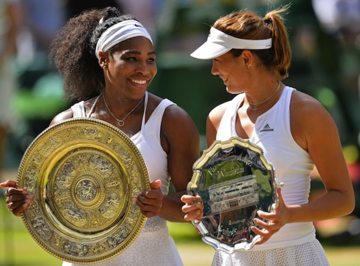 Williams y Muguruza tras terminar la final de Wimbledon. (Glyn KIRK/AFP PHOTO)