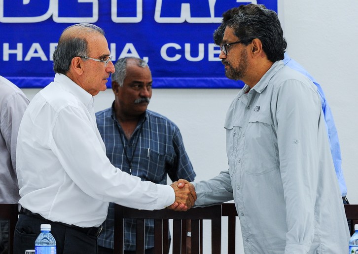 El negociador del Gobierno Humberto de la Calle e Iván Márquez de las FARC se dan la mano en La Habna. (Yamil LAGE / AFP) 