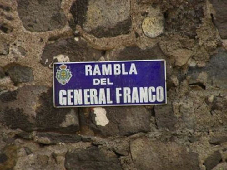 Placa en honor a Franco en una rambla.