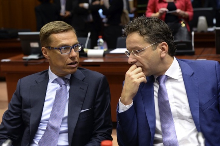 El presidente del Eurogrupo, Jeroen Dijsselbloem (derecha), charla con el ministro finlandés de Finanzas, Alexander Stubb. (Thierry CHARLIER / AFP)