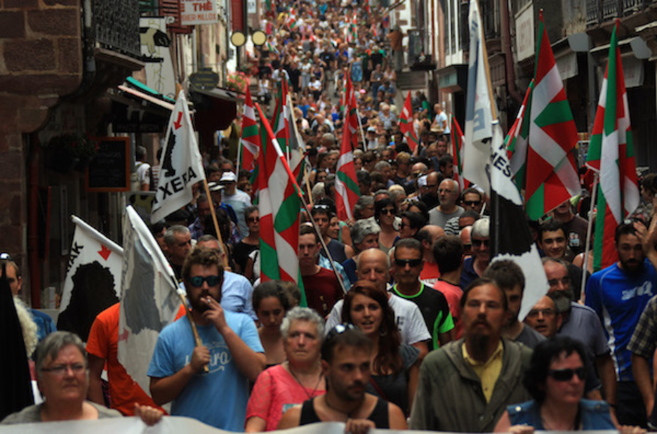 2.000 pertsona baino gehiago parte hartu dute Garaziko manifestaldian. 