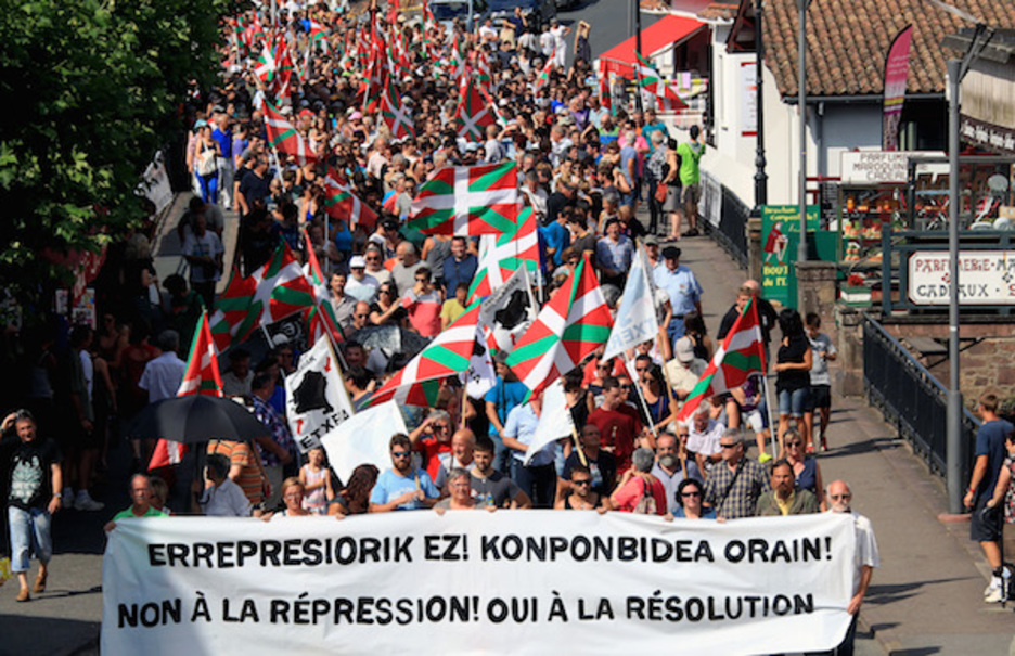 2.000 pertsona baino gehiago parte hartu dute Garaziko manifestaldian. 