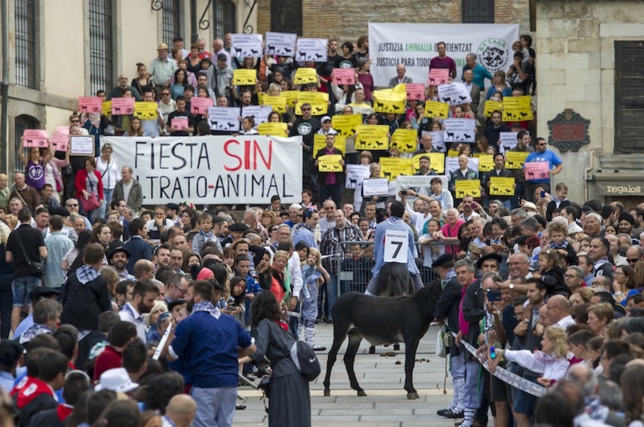 Carrera de burros y la protesta en su contra en las escaleras. (Juanan RUIZ / ARGAZKI PRESS)