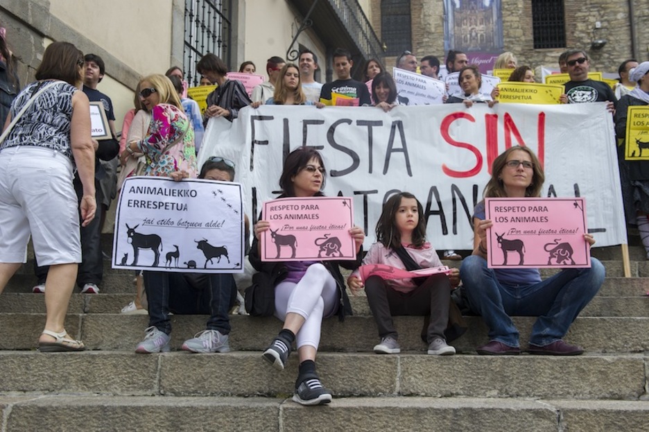 Protesta contra la carrera de burros y otros actos con animales. (Juanan RUIZ / ARGAZKI PRESS)
