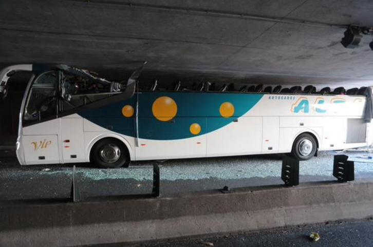 El autobús quedó «decapitado» tras chocar contra el túnel. (@gorribeltz)