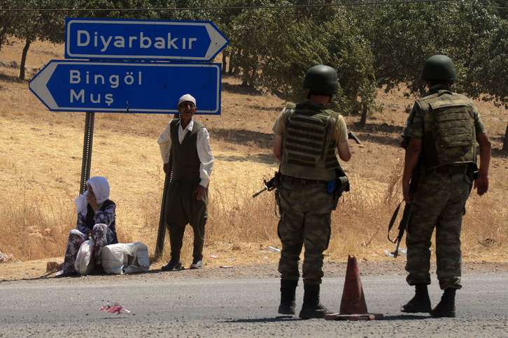 Control de militares turcos en Diyarbakir. (Ilyas AKENGIN / AFP)