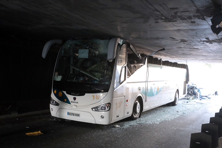 El autobús accidentado. (AFP)