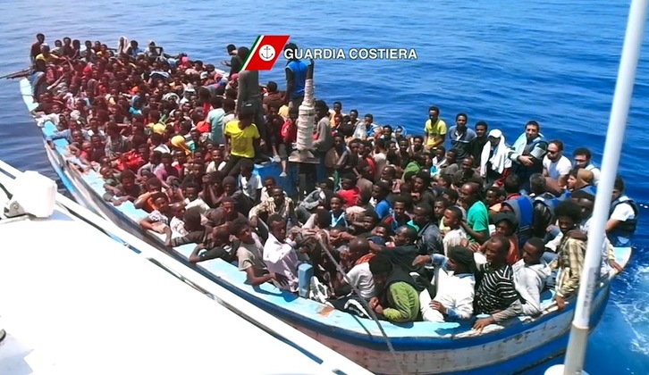 Una embarcación con migrantes rescatada el 24 de julio por la Guardia Costera italiana. (AFP)