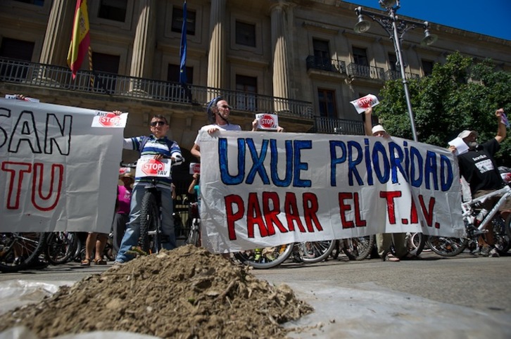 Los integrantes de la marcha ciclista se han concentrado ante el Gobierno navarro. (Iñigo URIZ/ARGAZKI PRESS)