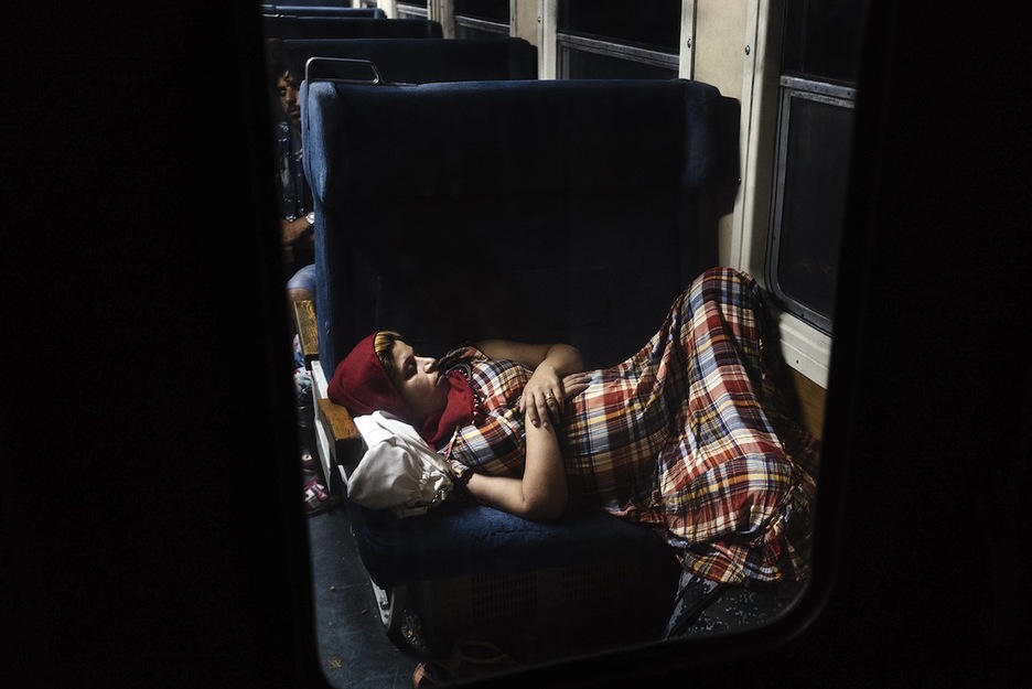 Descansando en el tren que viaja hacia Serbia. (Dimitar DILKOFF/AFP)