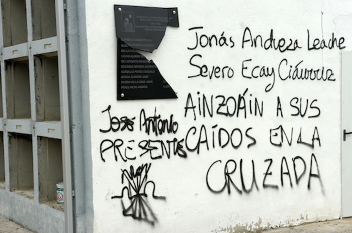 Ataque en el cementerio de Aitzoain, en 2009. (Jagoba MANTEROLA/ARGAZKI PRESS)