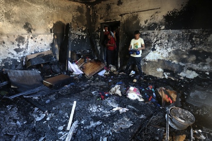 Estado en que quedó la vivienda de la familia Dawabsha incendiada por colonos israelíes. (Jaafar ASHTIYEH/AFP) 