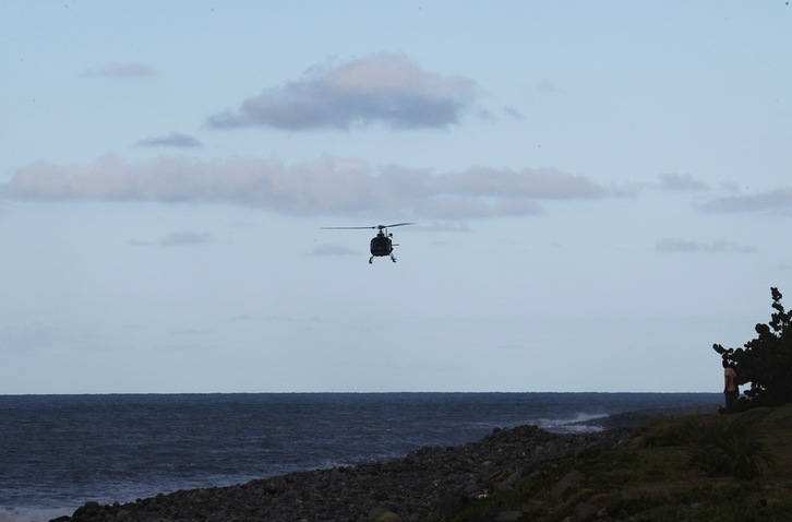 Un helicóptero sobrevuela la isla de La Reunión, en el Índico. (Ouissem GOMBRA/AFP)